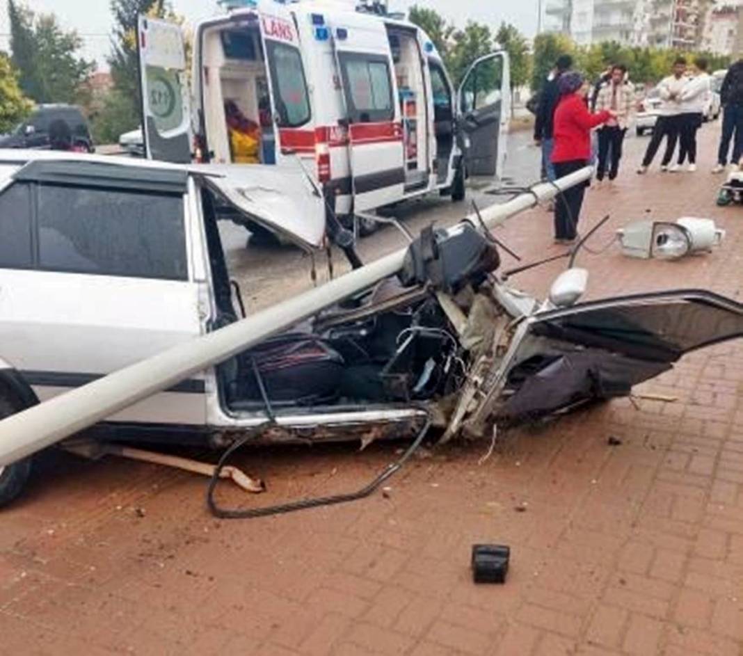 Elektrik direğine çarptı, ortadan ikiye bölündü! Görenler gözlerine inanamadı 7